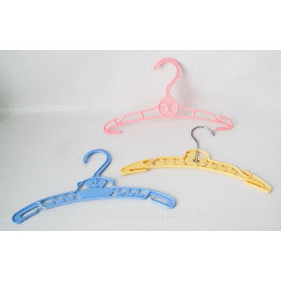 Vintage Baby Hangers Set Of 8 - 7 Plastic With Whimsical Designs & 1 Wood - Picture 3 of 5